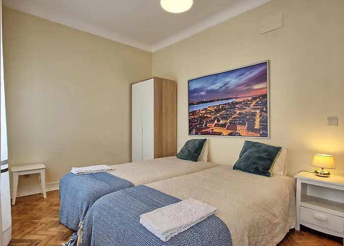 Almirante Top Floor / Almirante Reis Avenue
